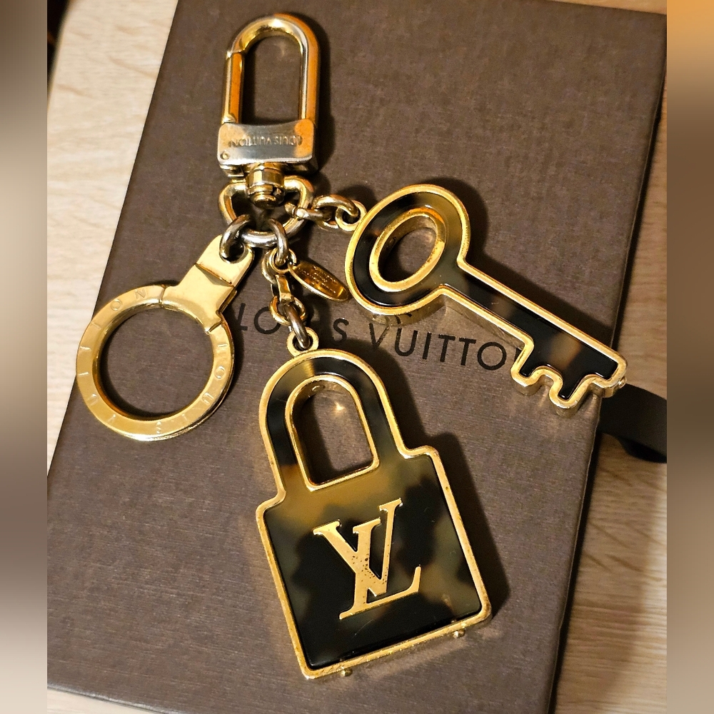 Authentic LOUIS VUITTON Porte Cles Confidence Keyring Charm